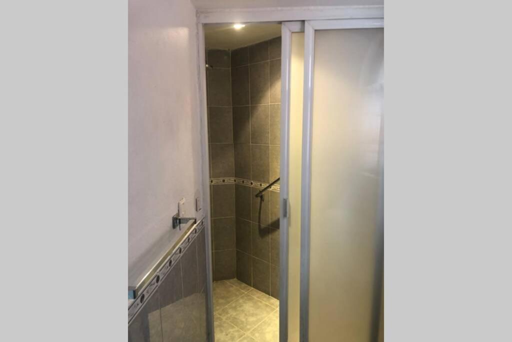 Amplia Habitación tipo Ejecutiva con baño y acceso privados Toluca Exterior foto